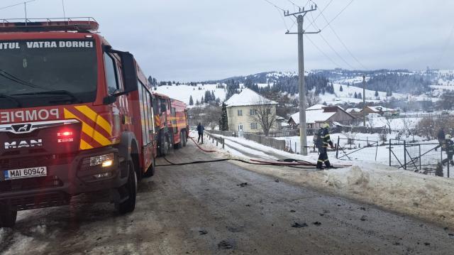 O casă de la munte a ars violent în plină zi