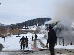 O casă de la munte a ars violent în plină zi