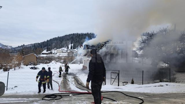 O casă de la munte a ars violent în plină zi