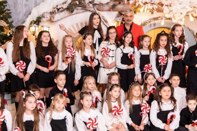 Copiii care studiază canto cu prof. Ana Maria Bucșă, fostă concurentă la Vocea României, au lansat o piesă nouă, în colaborare cu Aurelian Temișan
