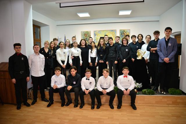 „Reverie şi pasiune”, o poveste muzicală transmisă cu emoție de elevi care studiază pianul la Colegiul de Artă ,,Ciprian Porumbescu”