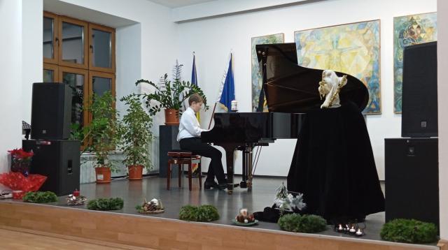 „Reverie şi pasiune”, o poveste muzicală transmisă cu emoție de elevi care studiază pianul la Colegiul de Artă ,,Ciprian Porumbescu”