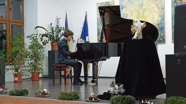 „Reverie şi pasiune”, o poveste muzicală transmisă cu emoție de elevi care studiază pianul la Colegiul de Artă ,,Ciprian Porumbescu”