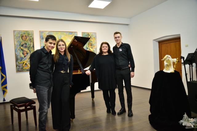 „Reverie şi pasiune”, o poveste muzicală transmisă cu emoție de elevi care studiază pianul la Colegiul de Artă ,,Ciprian Porumbescu”