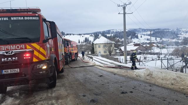 O casă de la munte a ars violent în plină zi