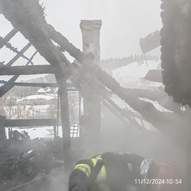 O casă de la munte a ars violent în plină zi