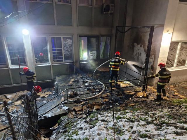 Incendiul de la Colegiul „Petru Rareș” a izbucnit la o oră la care în liceu se aflau muncitorii unei firme din Satu Mare