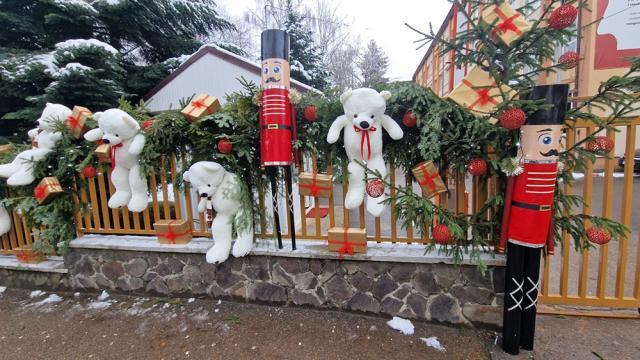 Decor de poveste cu urși de pluș uriași și ornamente spectaculoase, la Colegiul „Spiru Haret” Suceava