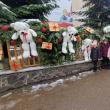 Decor de poveste cu urși de pluș uriași și ornamente spectaculoase, la Colegiul „Spiru Haret” Suceava