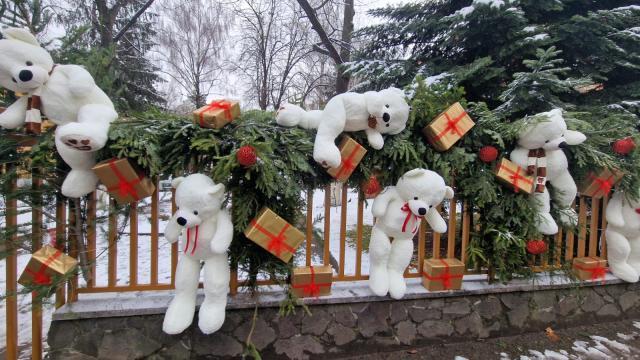 Decor de poveste cu urși de pluș uriași și ornamente spectaculoase, la Colegiul „Spiru Haret” Suceava