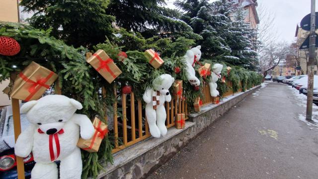 Decor de poveste cu urși de pluș uriași și ornamente spectaculoase, la Colegiul „Spiru Haret” Suceava