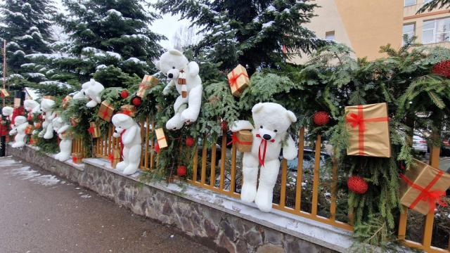 Decor de poveste cu urși de pluș uriași și ornamente spectaculoase, la Colegiul „Spiru Haret” Suceava