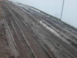 Lucrări de balastare şi compactare vor fi efectuate pe șase străzi de pământ din Suceava