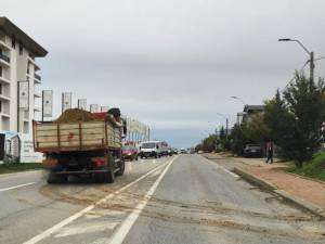 Conducerea Primăriei Suceava spune că a identificat trei cauze principale ale problemei, dar și măsurile care trebuie luate pentru reducerea noroiului de pe străzi