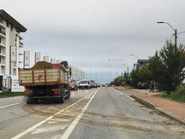 Conducerea Primăriei Suceava spune că a identificat trei cauze principale ale problemei, dar și măsurile care trebuie luate pentru reducerea noroiului de pe străzi