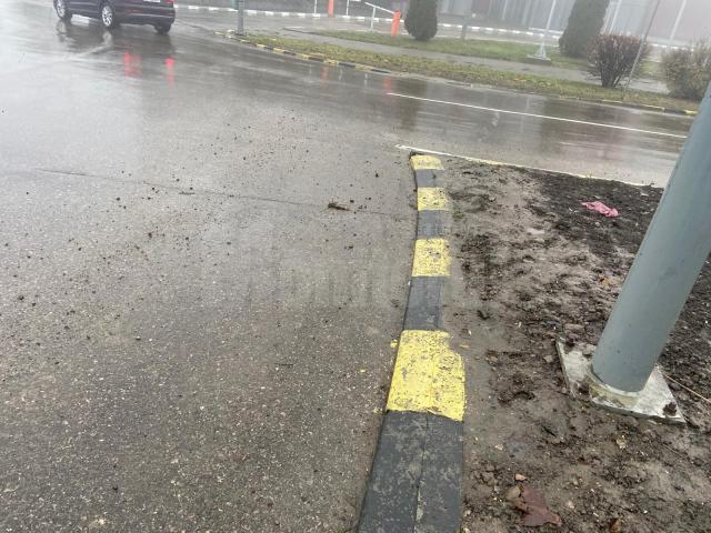 Conducerea Primăriei Suceava spune că a identificat trei cauze principale ale problemei, dar și măsurile care trebuie luate pentru reducerea noroiului de pe străzi