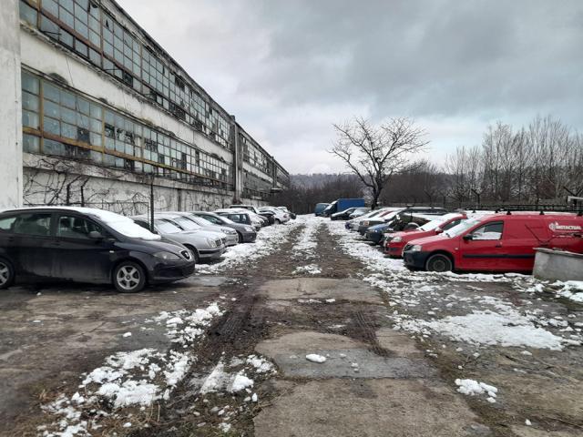 Autoturisme depozitate în punctul de descărcare, unele din ele abandonate cu totul de proprietari