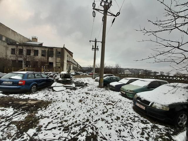 Autoturisme depozitate în punctul de descărcare, unele din ele abandonate cu totul de proprietari