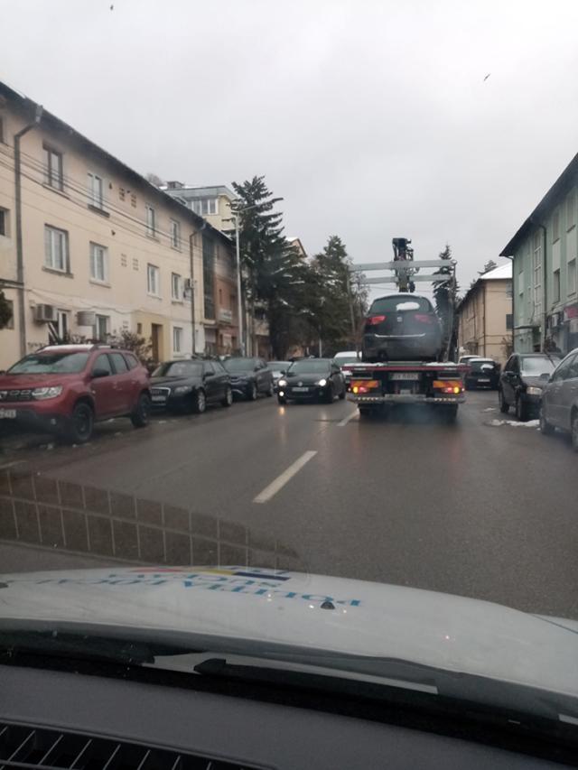 Mașina ridicată ieri dimineață de pe strada Petru Rareș din Suceava