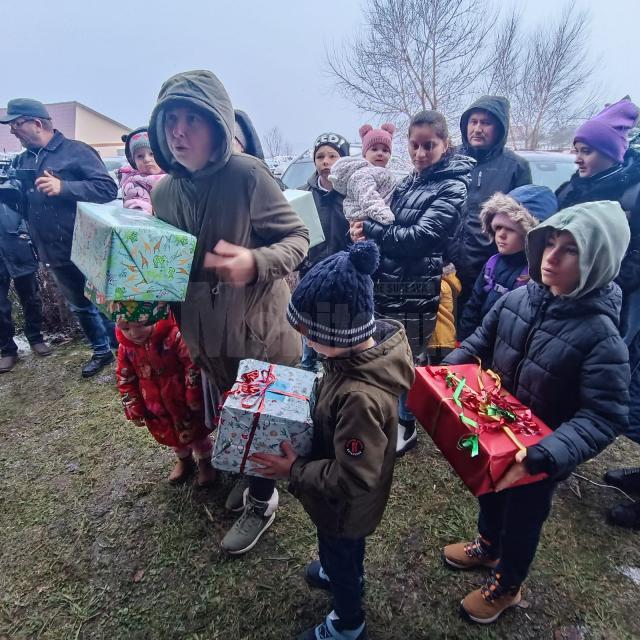 Pachete înainte de Crăciun pentru 150 de copii din comuna Moara