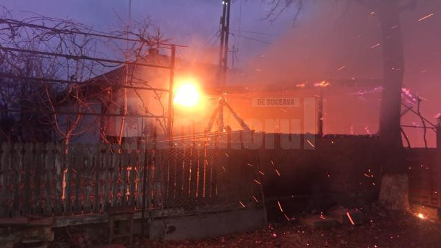 Incendiu puternic la o gospodărie, pornit de la un scurtcircuit