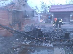 Incendiu puternic la o gospodărie, pornit de la un scurtcircuit