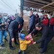 Pachete înainte de Crăciun pentru 150 de copii din comuna Moara