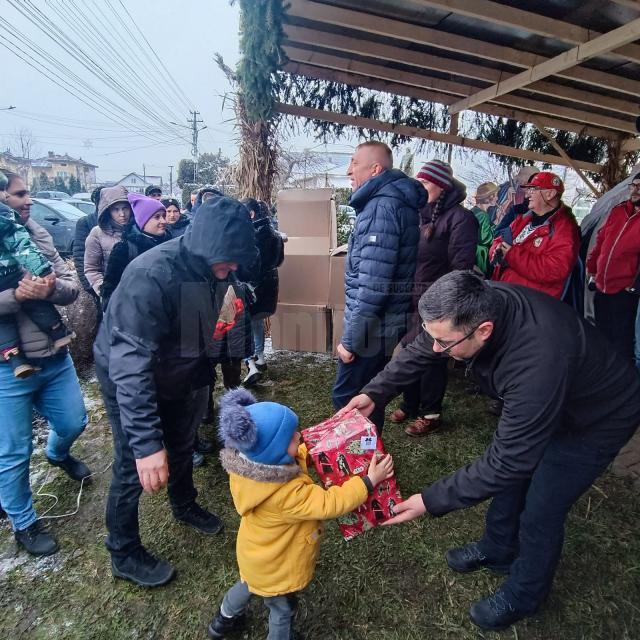 Pachete înainte de Crăciun pentru 150 de copii din comuna Moara