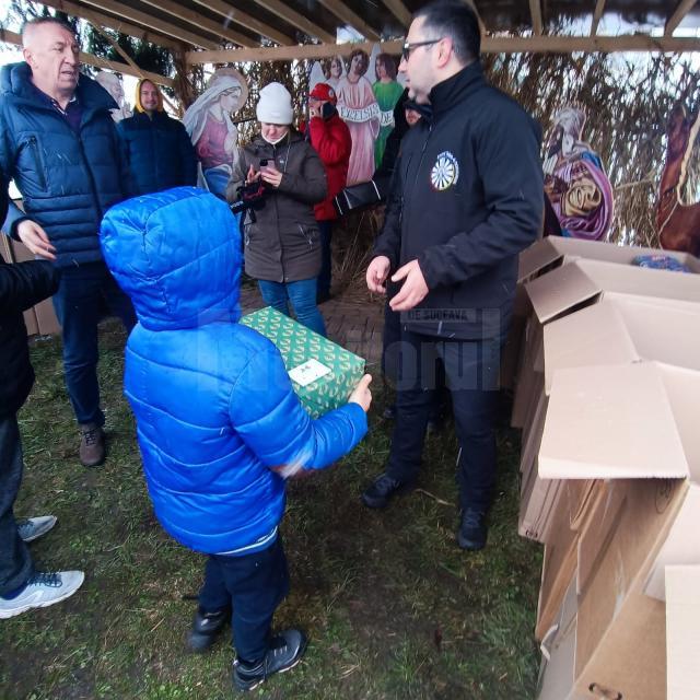 Pachete înainte de Crăciun pentru 150 de copii din comuna Moara