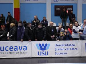 Alături de echipa de handbal CSU Suceava. Foto Marius Gabor