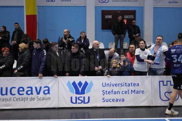 Alături de echipa de handbal CSU Suceava. Foto Marius Gabor