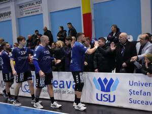 Alături de echipa de handbal CSU Suceava. Foto Marius Gabor