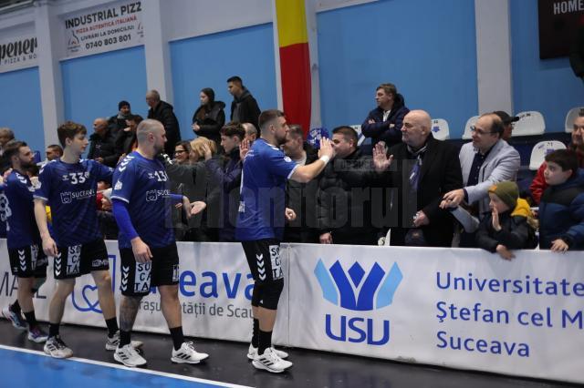 Alături de echipa de handbal CSU Suceava. Foto Marius Gabor