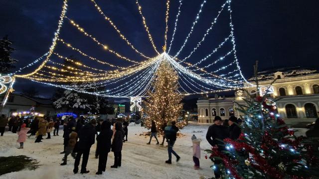 Târgul de Iarnă din Vatra Dornei este amenajat pe platoul din spatele cazinoului