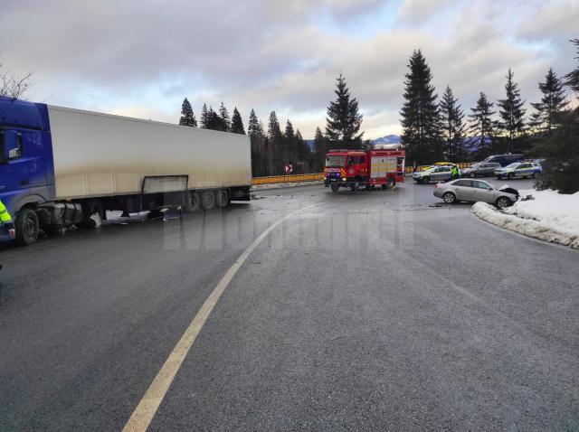 Accident între un tir și un autoturism, în urma căruia o persoană a fost rănită