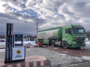 Compania Euro Tehnic distribuie en-gros carburanţi, benzină, motorină și GPL, către alţi retaileri de produse petroliere