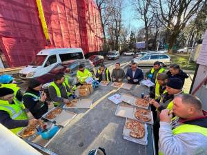 Gheorghe Șoldan a mâncat o pizza împreună cu muncitorii care anvelopează un bloc de lângă sediul CJ Suceava