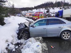 Accident între un tir și un autoturism, în urma căruia o persoană a fost rănită