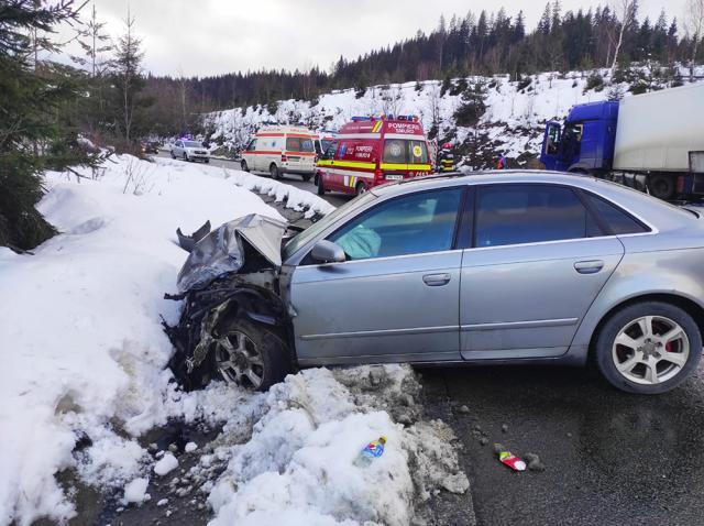 Accident între un tir și un autoturism, în urma căruia o persoană a fost rănită