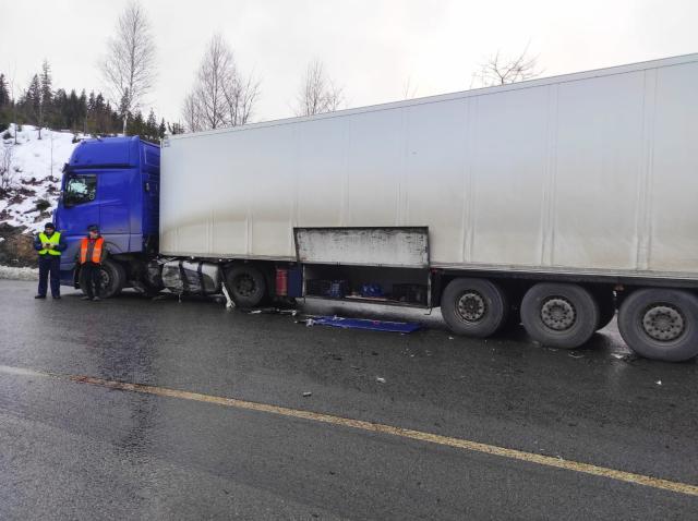 Accident între un tir și un autoturism, în urma căruia o persoană a fost rănită