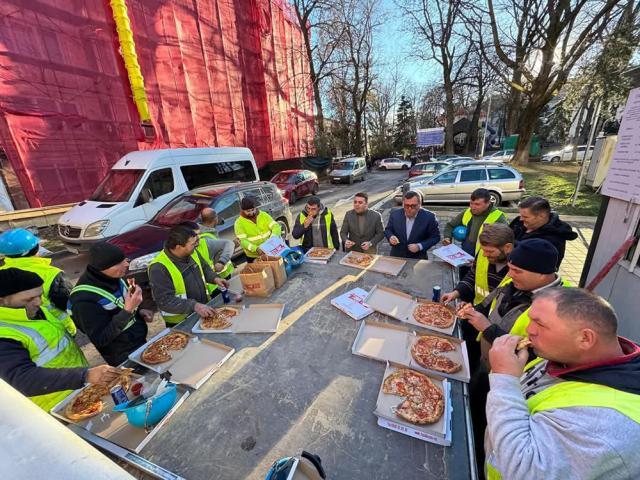 Gheorghe Șoldan a mâncat o pizza împreună cu muncitorii care anvelopează un bloc de lângă sediul CJ Suceava