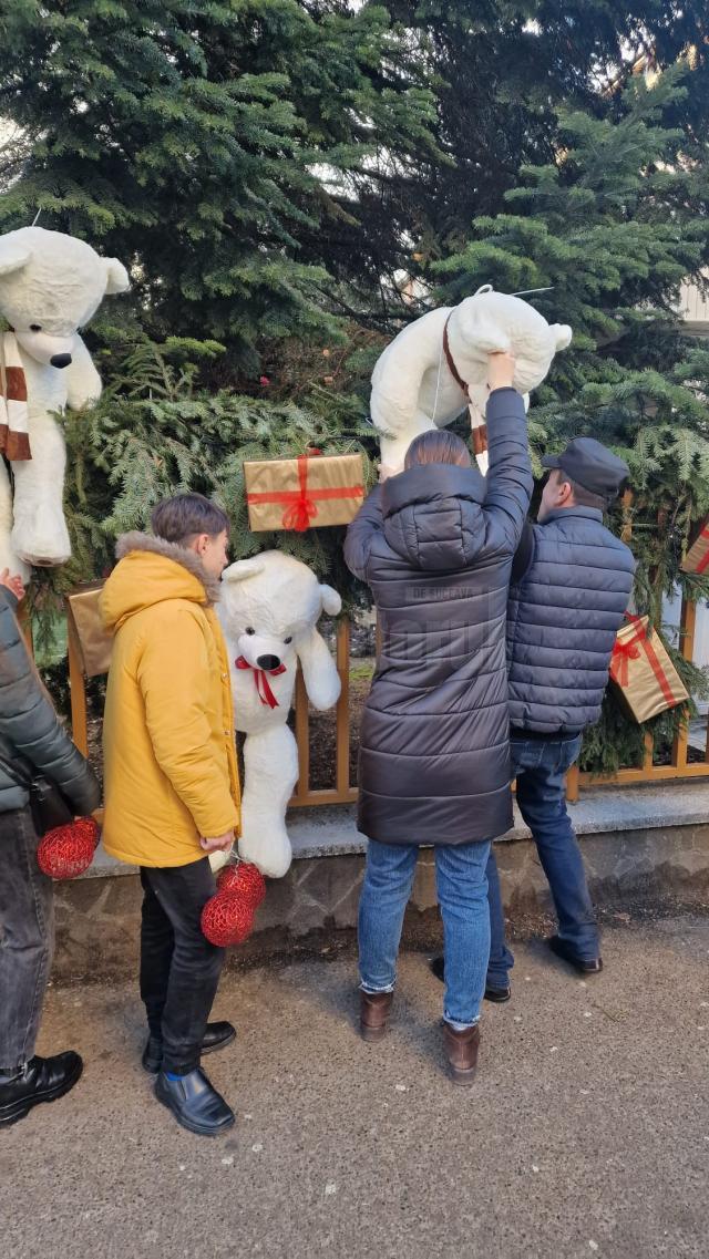 Urșii uriași de pluș, de la Colegiul „Spiru Haret”, au fost oferiți copiilor din centre plasament