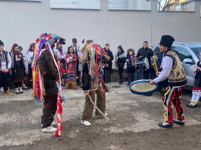 Spiritul sărbătorilor de iarnă, adus la ”Monitorul de Suceava” de elevii școlilor din Bănești și Fântânele