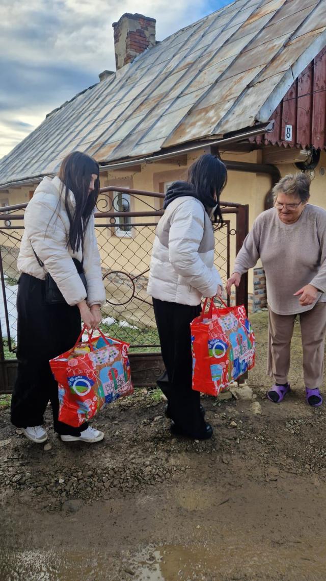 Gest de solidaritate a elevilor si profesorilor de la Hurmuzachi