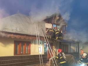 Casă afectată serios de un nou incendiu pornit de la coșul de fum