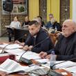 Cartea ”Lider în vremuri dificile” făcută cadou de primarul Vasile Rîmbu consilierilor locali, la ultima ședință ordinară din an