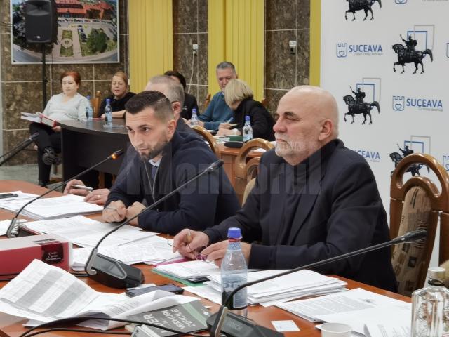 Cartea ”Lider în vremuri dificile” făcută cadou de primarul Vasile Rîmbu consilierilor locali, la ultima ședință ordinară din an