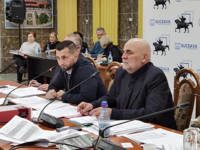 Cartea ”Lider în vremuri dificile” făcută cadou de primarul Vasile Rîmbu consilierilor locali, la ultima ședință ordinară din an