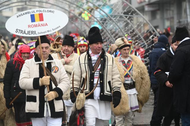 Mii de oameni s-au bucurat vineri de parada urătorilor și obiceiurilor de iarnă din centrul Sucevei