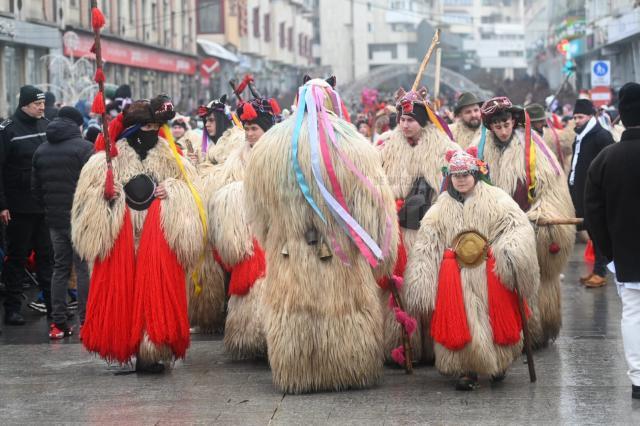 Mii de oameni s-au bucurat vineri de parada urătorilor și obiceiurilor de iarnă din centrul Sucevei